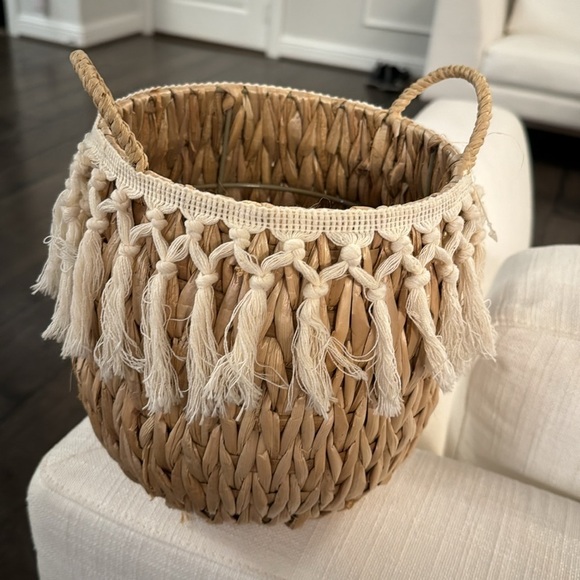 NWOT STRAW BASKET - Picture 13 of 17
